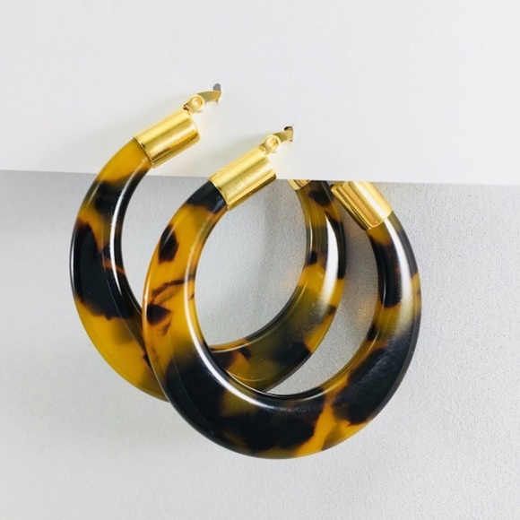 Tortoise Shell Hoop Earrings Gold Snap Closures - Picture 1 of 4
